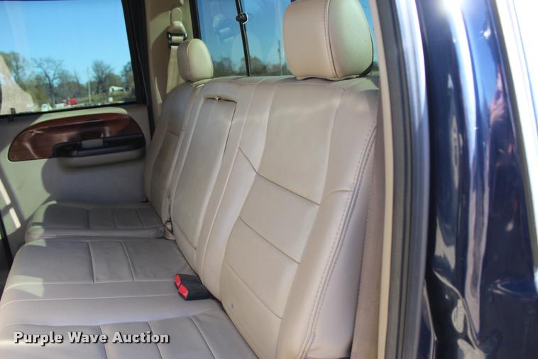 image for item L2999 2005 Ford F250 Super Duty Lariat FX4 Crew Cab pickup truck