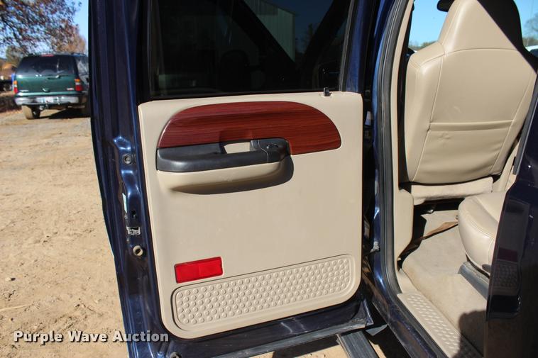 image for item L2999 2005 Ford F250 Super Duty Lariat FX4 Crew Cab pickup truck