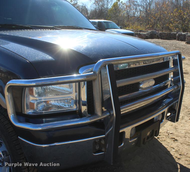 image for item L2999 2005 Ford F250 Super Duty Lariat FX4 Crew Cab pickup truck