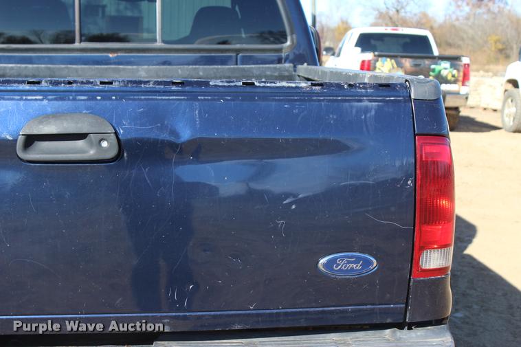 image for item L2999 2005 Ford F250 Super Duty Lariat FX4 Crew Cab pickup truck