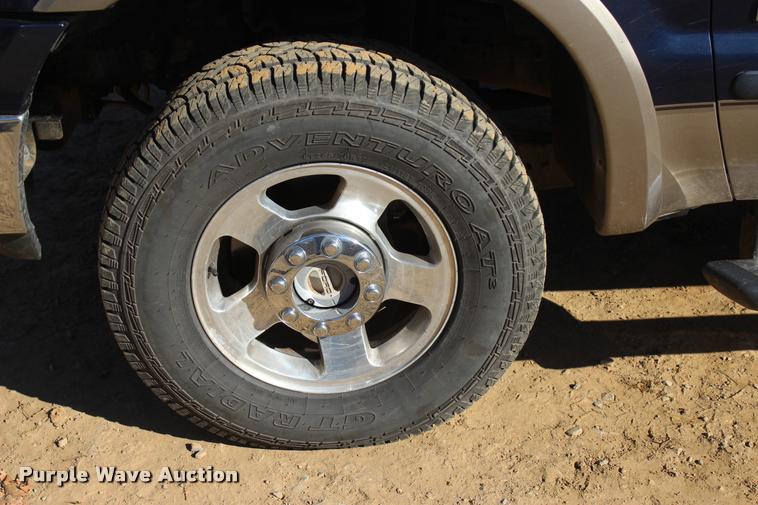 image for item L2999 2005 Ford F250 Super Duty Lariat FX4 Crew Cab pickup truck