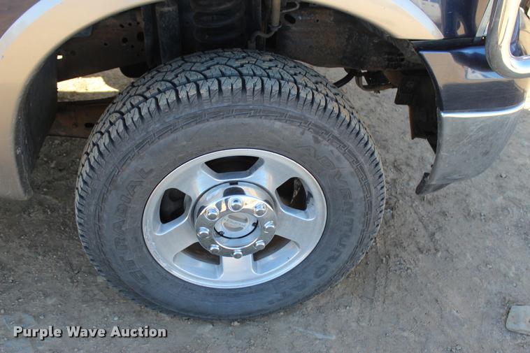 image for item L2999 2005 Ford F250 Super Duty Lariat FX4 Crew Cab pickup truck