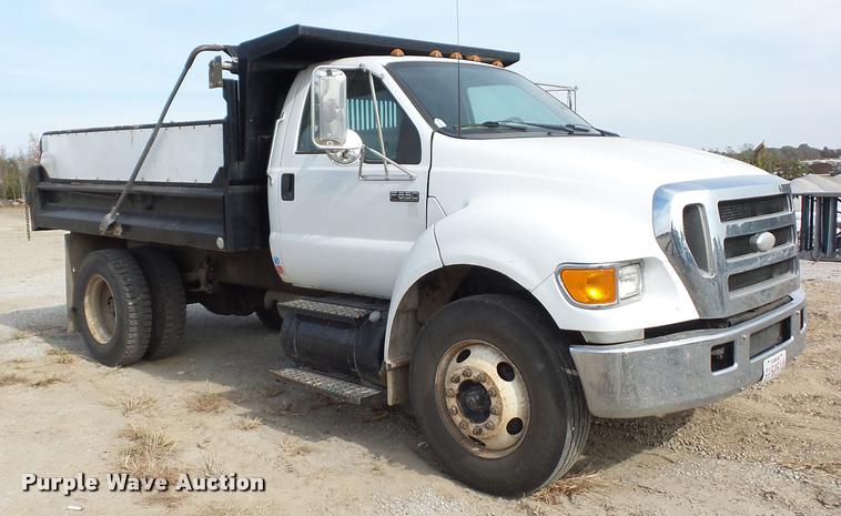 image for item L4446 2006 Ford F650 Super Duty dump truck