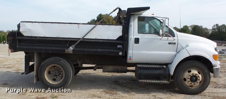 image for item L4446 2006 Ford F650 Super Duty dump truck