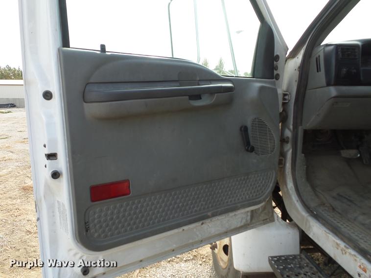 image for item L4446 2006 Ford F650 Super Duty dump truck