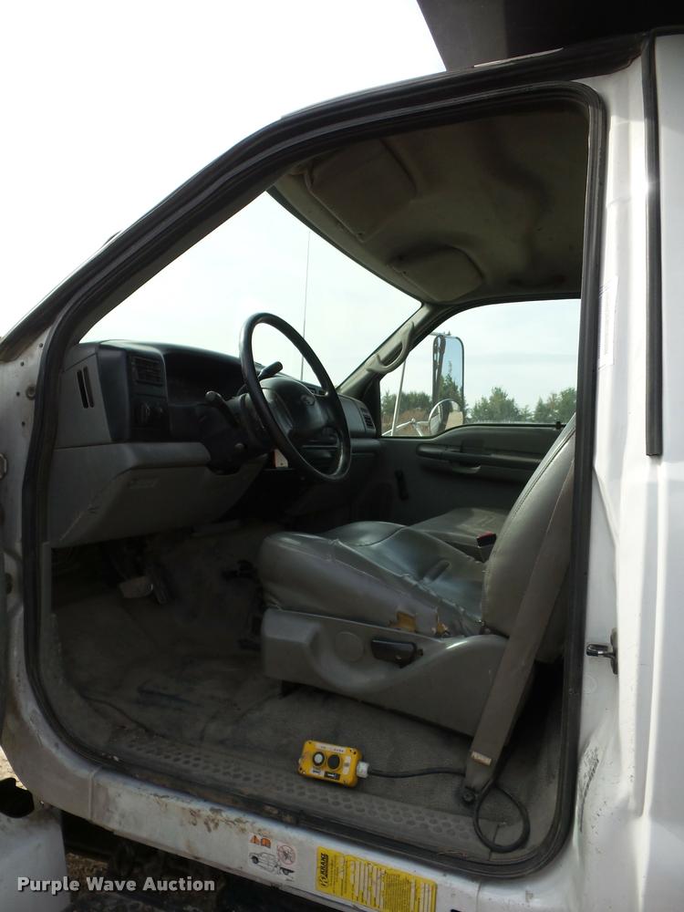 image for item L4446 2006 Ford F650 Super Duty dump truck