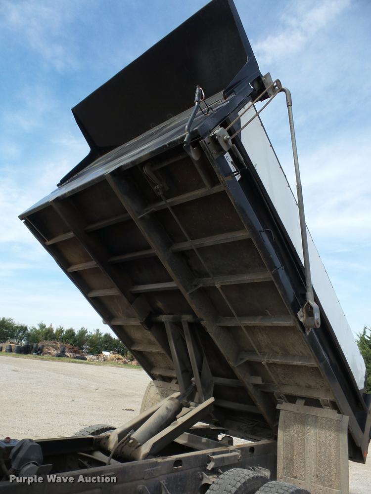 image for item L4446 2006 Ford F650 Super Duty dump truck