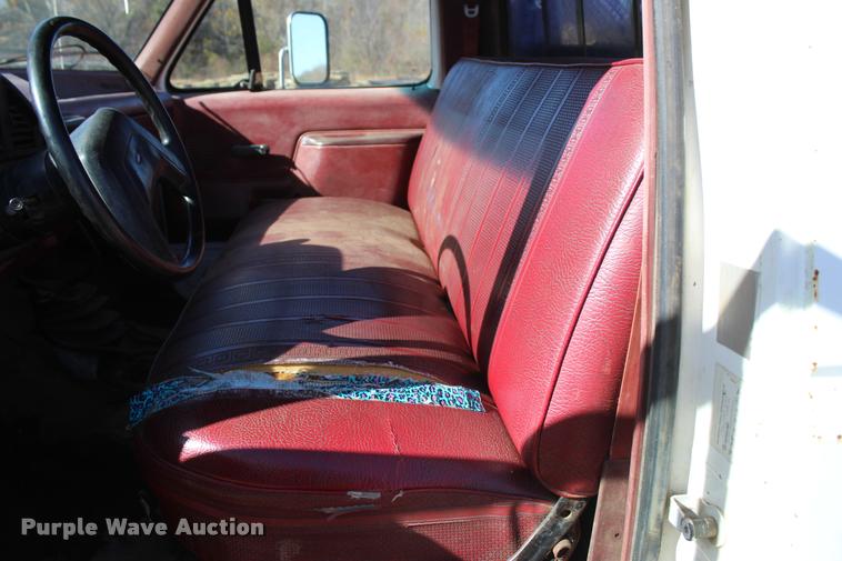 image for item L4920 1987 Ford F350 flatbed pickup truck