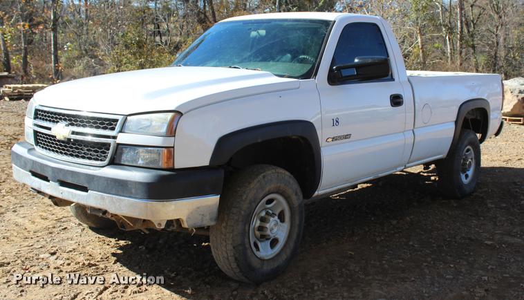 image for item L4921 2006 Chevrolet Silverado 2500HD pickup truck