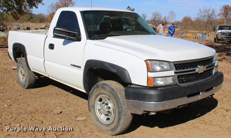 image for item L4921 2006 Chevrolet Silverado 2500HD pickup truck