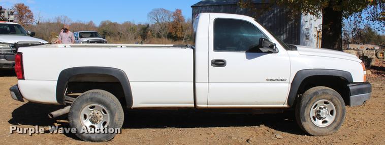 image for item L4921 2006 Chevrolet Silverado 2500HD pickup truck