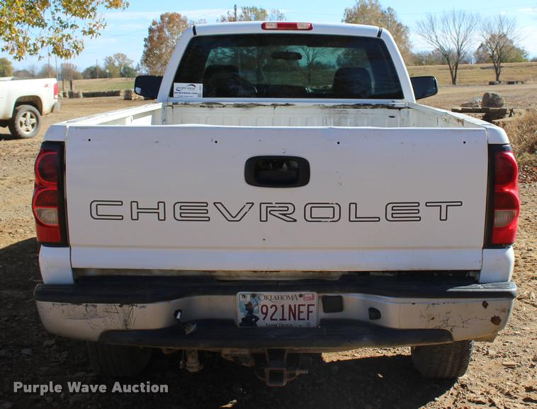 image for item L4921 2006 Chevrolet Silverado 2500HD pickup truck