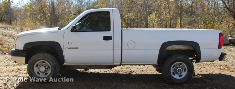 image for item L4921 2006 Chevrolet Silverado 2500HD pickup truck