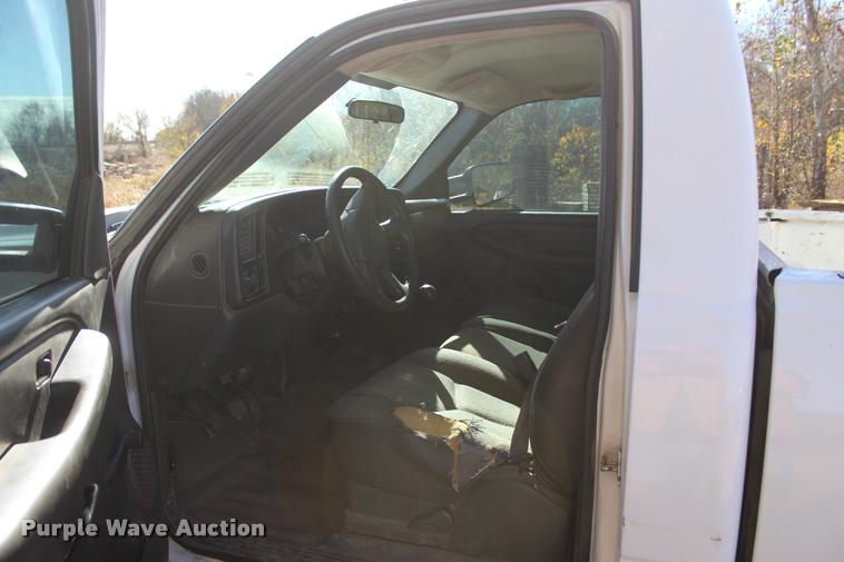 image for item L4921 2006 Chevrolet Silverado 2500HD pickup truck