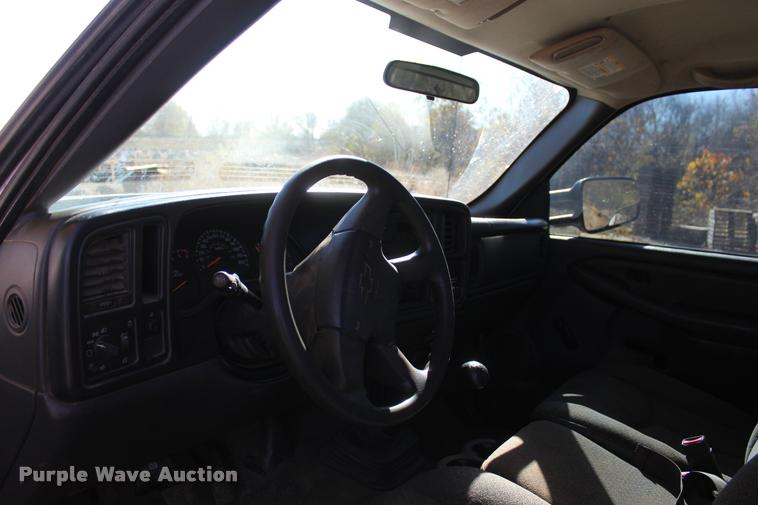 image for item L4921 2006 Chevrolet Silverado 2500HD pickup truck