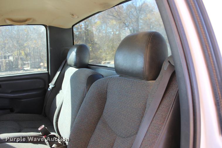 image for item L4921 2006 Chevrolet Silverado 2500HD pickup truck