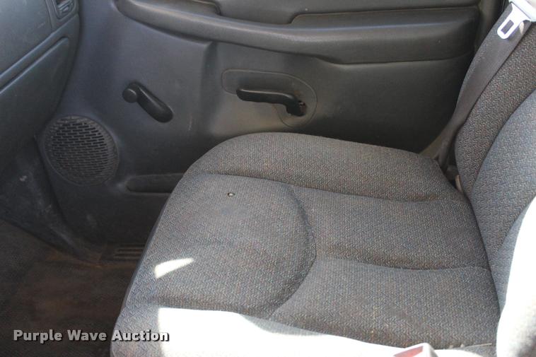 image for item L4921 2006 Chevrolet Silverado 2500HD pickup truck