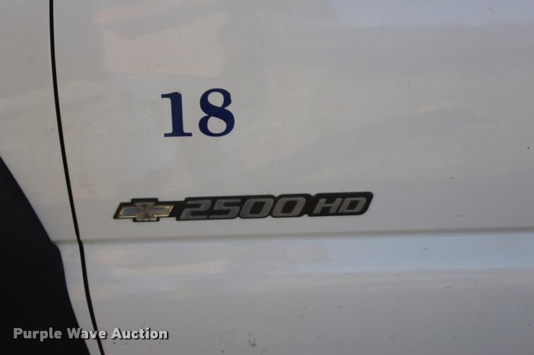 image for item L4921 2006 Chevrolet Silverado 2500HD pickup truck