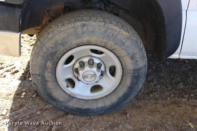 image for item L4921 2006 Chevrolet Silverado 2500HD pickup truck