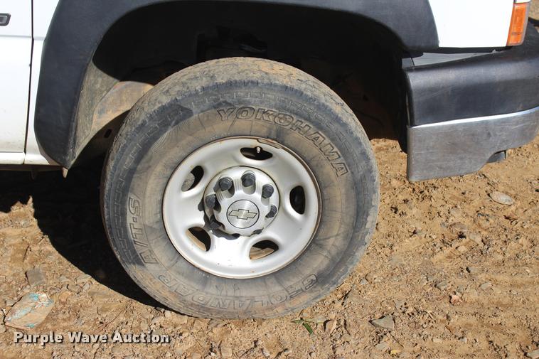 image for item L4921 2006 Chevrolet Silverado 2500HD pickup truck