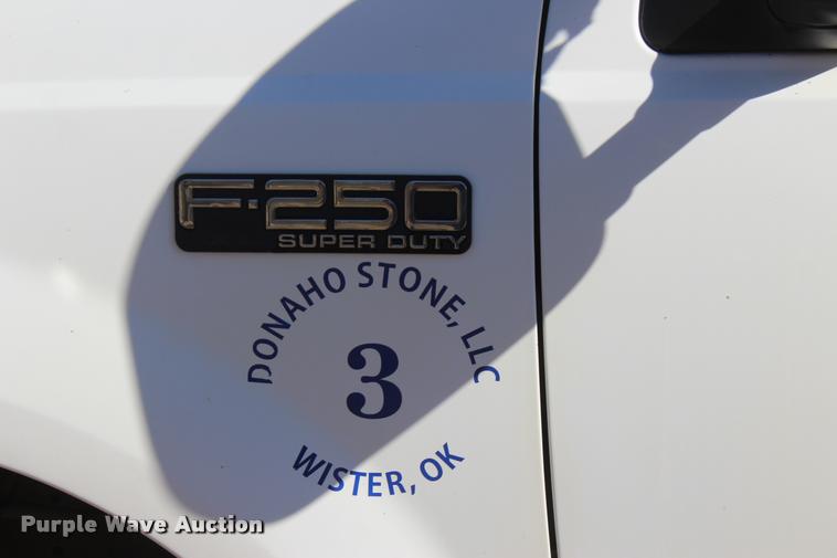 image for item L4922 2004 Ford F250 Super Duty Crew Cab pickup truck