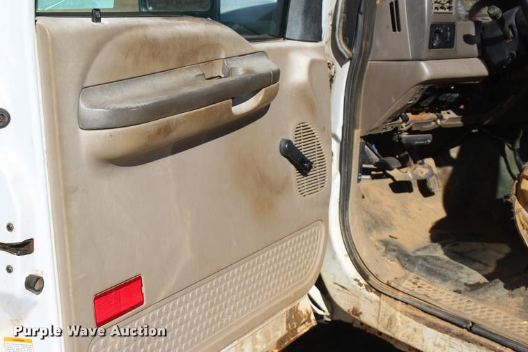 image for item L4922 2004 Ford F250 Super Duty Crew Cab pickup truck