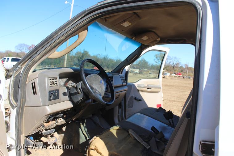 image for item L4922 2004 Ford F250 Super Duty Crew Cab pickup truck
