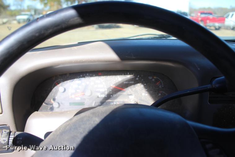 image for item L4922 2004 Ford F250 Super Duty Crew Cab pickup truck