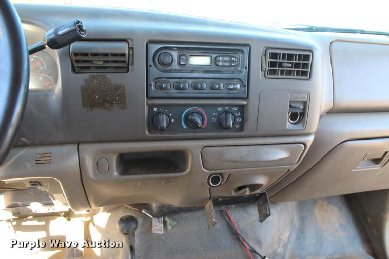 image for item L4922 2004 Ford F250 Super Duty Crew Cab pickup truck