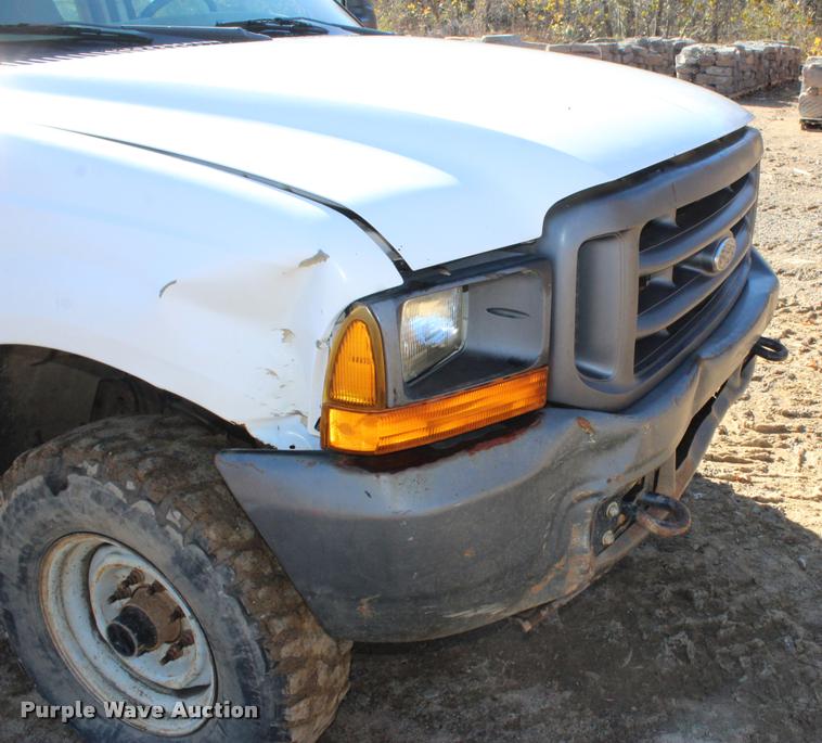 image for item L4922 2004 Ford F250 Super Duty Crew Cab pickup truck