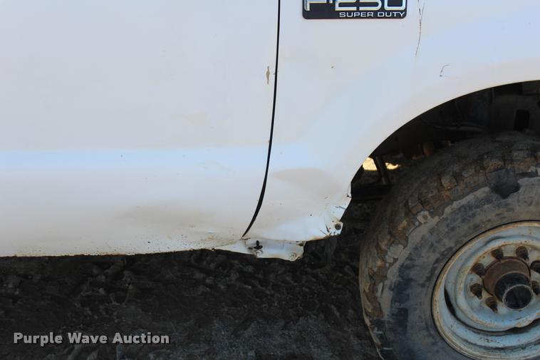 image for item L4922 2004 Ford F250 Super Duty Crew Cab pickup truck