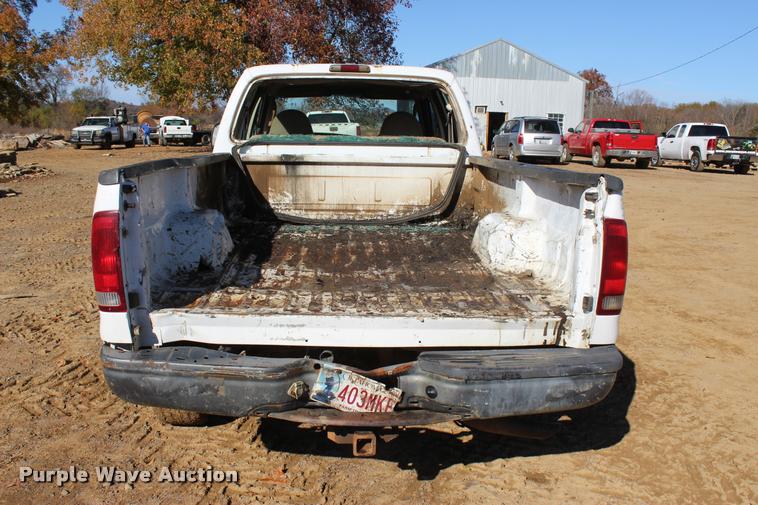 image for item L4922 2004 Ford F250 Super Duty Crew Cab pickup truck