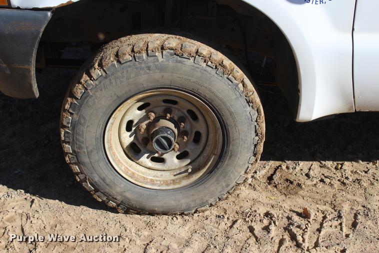 image for item L4922 2004 Ford F250 Super Duty Crew Cab pickup truck