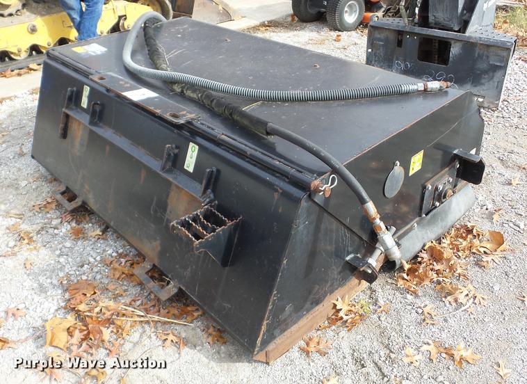 image for item AG9100 2007 Caterpillar BU118 skid steer broom