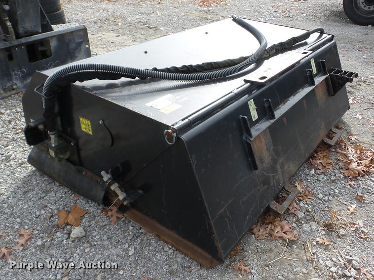 image for item AG9100 2007 Caterpillar BU118 skid steer broom