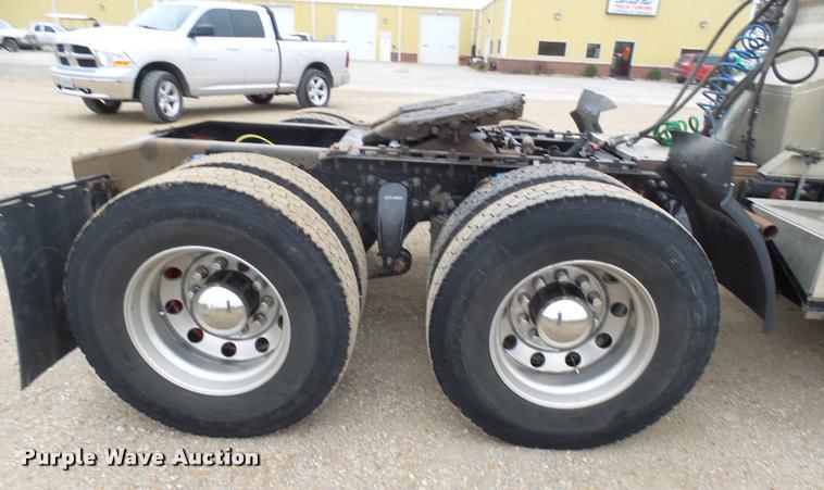 image for item AV9759 2005 Sterling A9500 semi truck