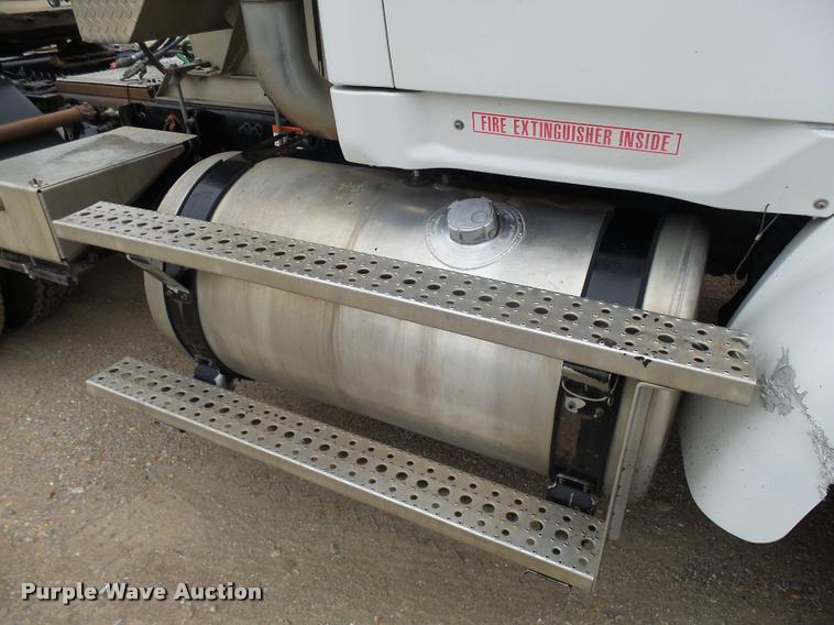 image for item AV9759 2005 Sterling A9500 semi truck