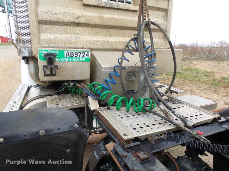 image for item AV9759 2005 Sterling A9500 semi truck