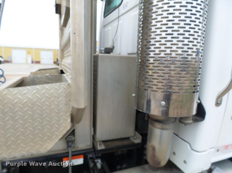 image for item AV9759 2005 Sterling A9500 semi truck