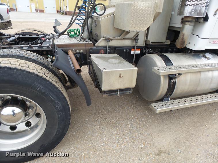 image for item AV9759 2005 Sterling A9500 semi truck