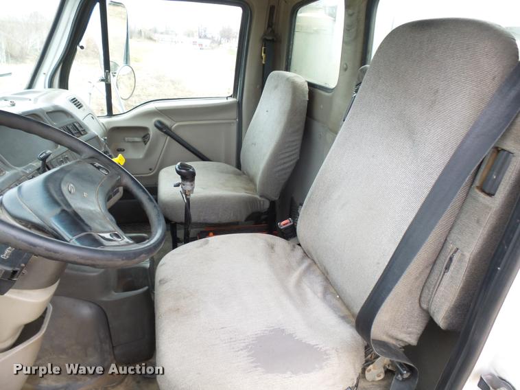 image for item AV9759 2005 Sterling A9500 semi truck