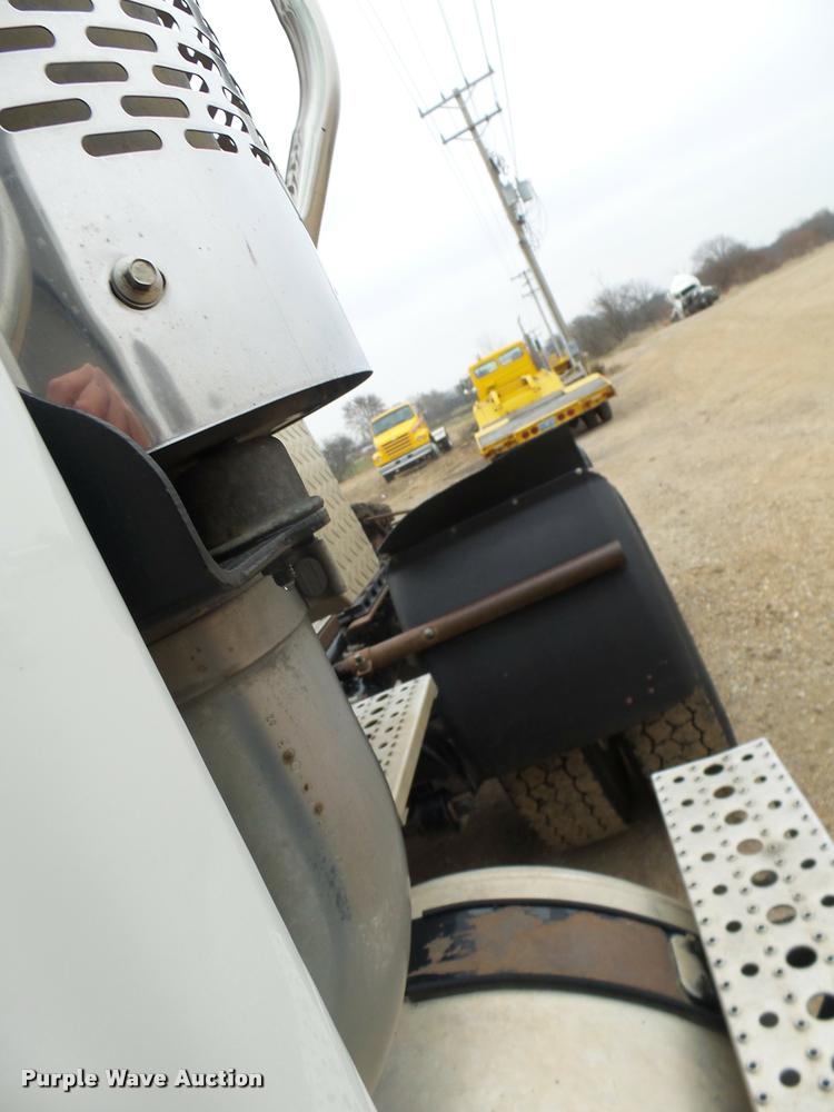 image for item AV9759 2005 Sterling A9500 semi truck