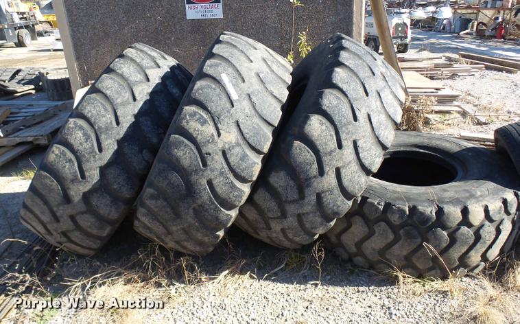 image for item AV9782 (4) 20.5R25 tires