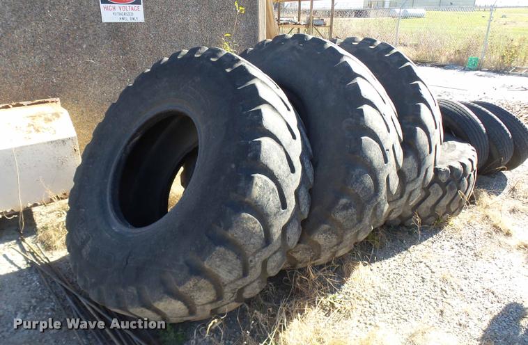 image for item AV9782 (4) 20.5R25 tires