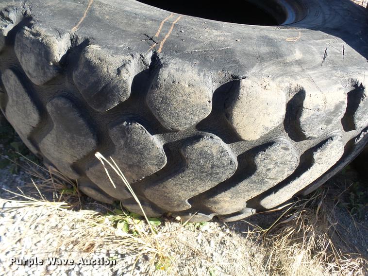 image for item AV9782 (4) 20.5R25 tires
