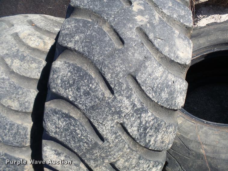 image for item AV9782 (4) 20.5R25 tires