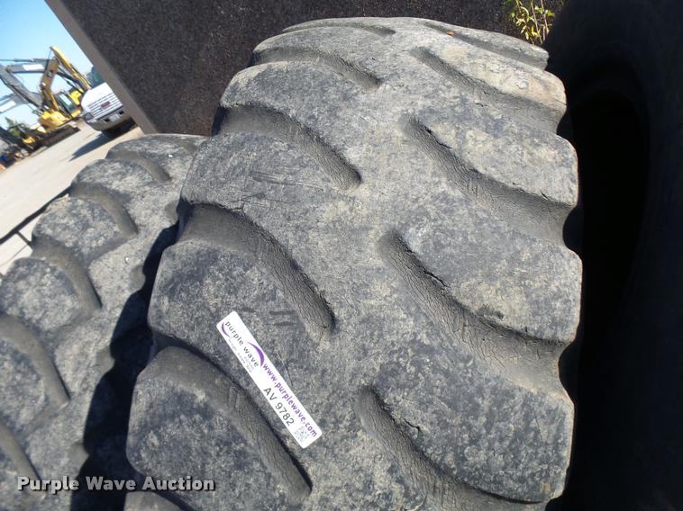 image for item AV9782 (4) 20.5R25 tires