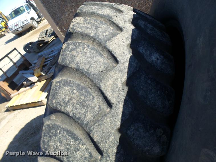 image for item AV9782 (4) 20.5R25 tires
