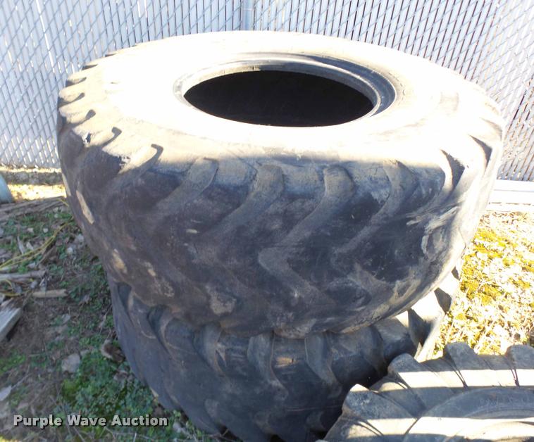 image for item AV9783 (2) 20.5R25 tires