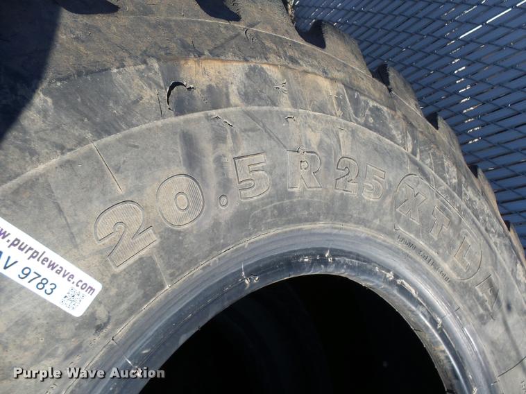 image for item AV9783 (2) 20.5R25 tires
